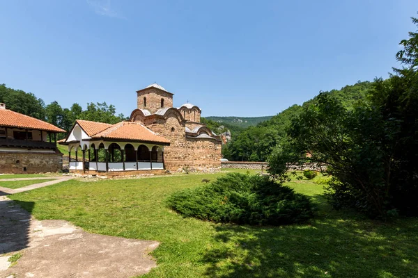 Panoramisch uitzicht van middeleeuwse Poganovo klooster van St. John the Theologian — Stockfoto