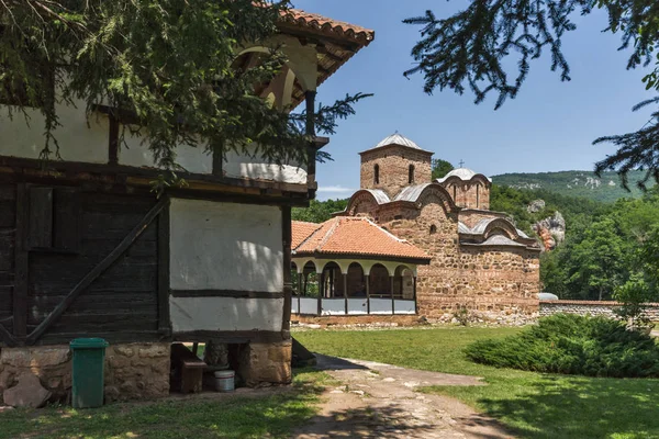 Vista panorâmica do Mosteiro medieval de São João, o Teólogo de Poganovo — Fotografia de Stock