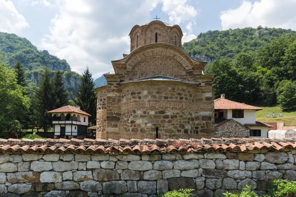 Panoramiczny widok na średniowieczny klasztor Poganovo Jana teologa — Zdjęcie stockowe