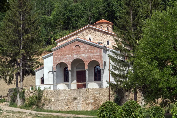 Panoramablick auf das mittelalterliche Kloster Sukovo Annahme der Jungfrau Maria, — Stockfoto