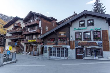 Zermatt, İsviçre - 27 Ekim 2015: Sabah görünümünü Zermatt Resort, Canton Valais