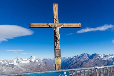 Matterhorn buzul cennet, İsviçre - 27 Ekim 2015: Çarmıha Matterhorn buzul cennet Matterhorn Peak yakınındaki üzerinde