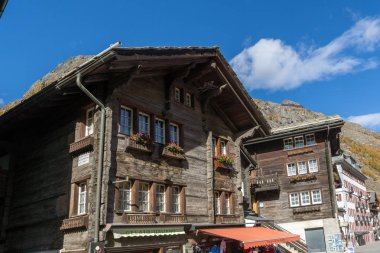 Zermatt, İsviçre - 27 Ekim 2015: Zermatt Resort, Valais Canton görünümünü şaşırtıcı