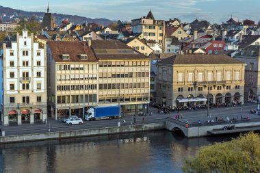 Zürih, İsviçre - 28 Ekim 2015: Zürih şehir Limmat Nehri'yansımasıdır,