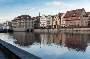 Zürih, İsviçre - 28 Ekim 2015: Zürih şehir Limmat Nehri'yansımasıdır