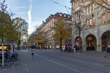 Zürih, İsviçre - 28 Ekim 2015: Bahnhofstrasse sokak Zürih şehir
