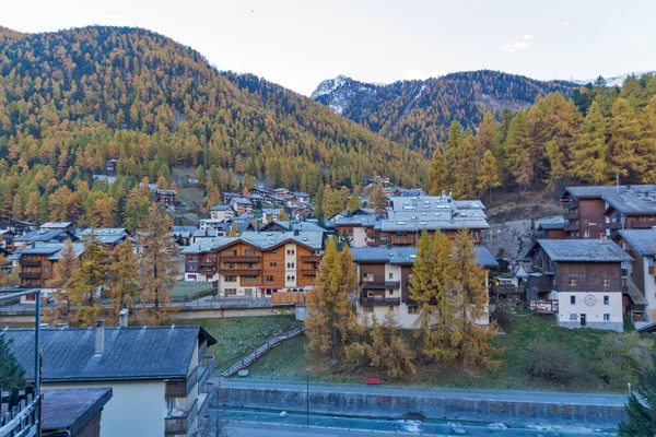 Zermatt, Švýcarsko - 27. října 2015: Ranní pohled z Zermattu Resort, Kanton Wallis — Stock fotografie