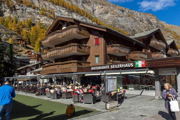 Zermatt, Švýcarsko - 27. října 2015: Úžasný pohled Zermatt Resort, Canton of Valais — Stock fotografie