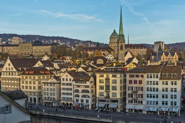 ZURICH, SUIZA - 28 DE OCTUBRE DE 2015: Reflexión de la ciudad de Zurich en el río Limmat — Foto de Stock