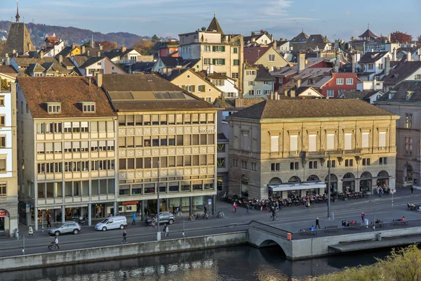 ZURICH, SUIZA - 28 DE OCTUBRE DE 2015: Reflexión de la ciudad de Zurich en el río Limmat — Foto de Stock