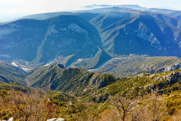 Garganta de Nestos cerca de la ciudad de Xanthi, Macedonia Oriental y Tracia — Foto de Stock