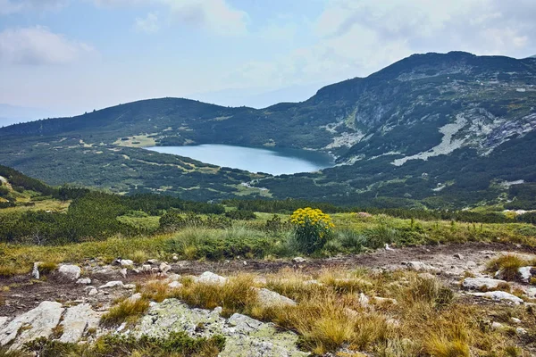 Paesaggio incredibile del lago inferiore, i sette laghi di Rila — Foto Stock