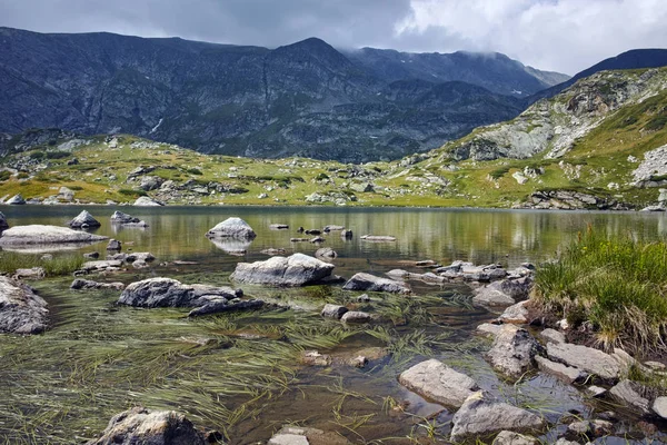 Fantastiska landskap av The Twin lake, sju Rila sjöarna — Stockfoto