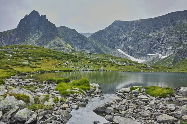 Incrível paisagem do lago gêmeo, os sete lagos de Rila — Fotografia de Stock