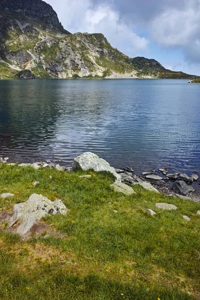 Incrível paisagem do lago do rim, os sete lagos de Rila — Fotografia de Stock