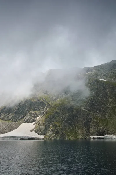 Amazing landscape of The Eye lake, The Seven Rila Lakes — Stock Photo, Image