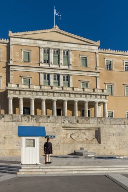 Atina, Yunanistan - 19 Ocak 2017: Evzones - Cumhurbaşkanlığı tören nöbet içinde meçhul asker Yunan Parlamentosu, Türbesi