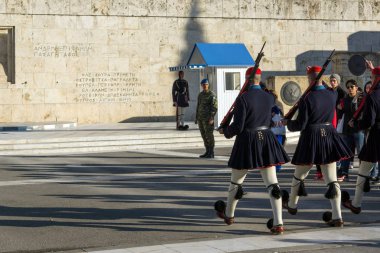 Atina, Yunanistan - 19 Ocak 2017: Evzones - Cumhurbaşkanlığı tören nöbet içinde meçhul asker Yunan Parlamentosu, Türbesi