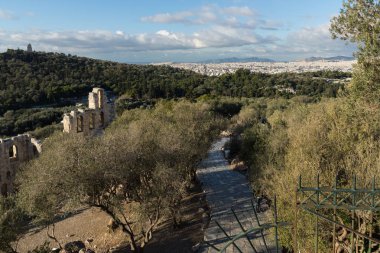 Atina, Yunanistan-Ocak 20 2017: Atina Akropolinde Herodes Atticus Odeon harabeleri, Yunanistan