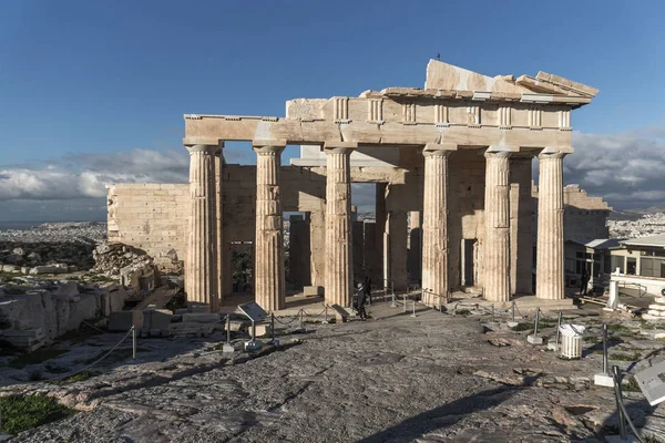 Athen, griechenland - 20. januar 2017: monumentales tor propyläen in der akropolis von athens, griechenland — Stockfoto