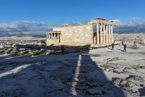 Athens, griechenland - 20. januar 2017: alter griechischer tempel erechtheion auf der nordseite der akropolis von athens, griechenland — Stockfoto