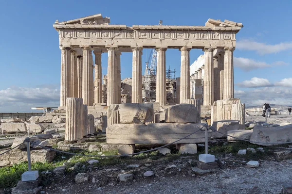 АФИНЫ, ГРЕЦИЯ - 20 ЯНВАРЯ 2017: Удивительный вид на Парфенон в Акрополе Афин, Греция — стоковое фото