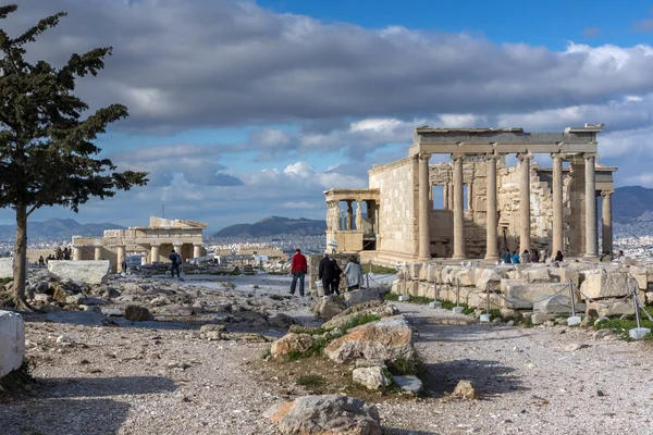 Athens, griechenland - 20. januar 2017: alter griechischer tempel erechtheion auf der nordseite der akropolis von athens, griechenland — Stockfoto