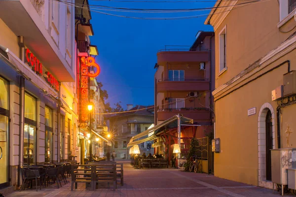 PLOVDIV, BULGARIA - 29 APRILE 2017: Foto notturna di Walking street nella città di Plovdiv — Foto Stock