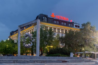 Plovdiv, Bulgaristan - 29 Nisan 2017: Gece Fotoğraf Merkezi kare içinde şehir Plovdiv Üniversitesi Paisii Hilendarski