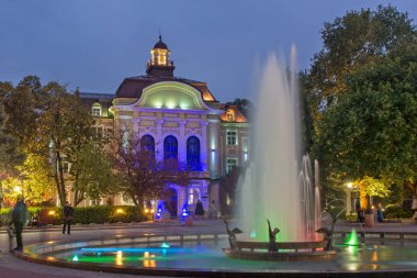 Plovdiv, Bulgaristan - 30 Aralık 2016: Gece fotoğraf Plovdiv belediye binasının