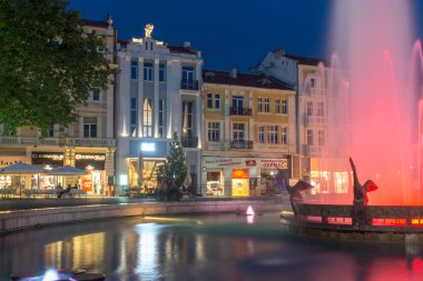 Plovdiv, Bulgaristan - 29 Nisan 2017: Street yürüyüş şehir Plovdiv, gece fotoğraf