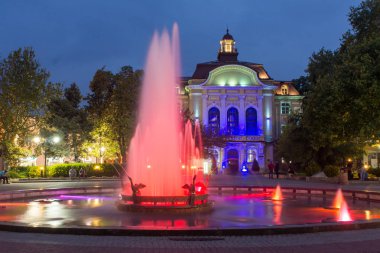 Plovdiv, Bulgaristan - 30 Aralık 2016: Gece fotoğraf Plovdiv belediye binasının