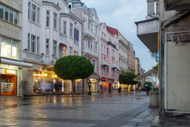 Plovdiv, Bulgaristan - 30 Nisan 2017: Street yürüyüş şehir Plovdiv, gece fotoğraf