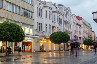 Plovdiv, Bulgaristan - 30 Nisan 2017: Street yürüyüş şehir Plovdiv, gece fotoğraf
