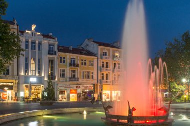 Plovdiv, Bulgaristan - 29 Nisan 2017: Street yürüyüş şehir Plovdiv, gece fotoğraf