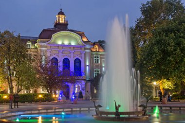 Plovdiv, Bulgaristan - 30 Aralık 2016: Gece fotoğraf Plovdiv belediye binasının