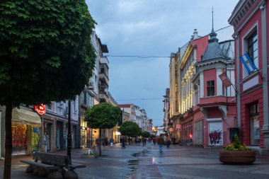 Plovdiv, Bulgaristan - 30 Nisan 2017: Street yürüyüş şehir Plovdiv, gece fotoğraf
