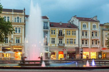 Plovdiv, Bulgaristan - 30 Nisan 2017: Street yürüyüş şehir Plovdiv, gece fotoğraf