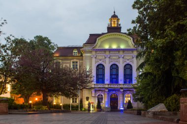 Plovdiv, Bulgaristan - 30 Aralık 2016: Gece fotoğraf Plovdiv belediye binasının,