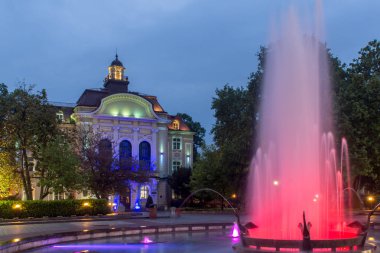 Plovdiv, Bulgaristan - 30 Aralık 2016: Gece fotoğraf Plovdiv belediye binasının