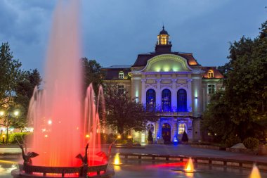 Plovdiv, Bulgaristan - 30 Aralık 2016: Gece fotoğraf Plovdiv belediye binasının
