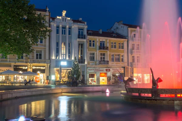 PLOVDIV, BULGARIA - 29 DE ABRIL DE 2017: Foto nocturna de la calle peatonal de la ciudad de Plovdiv — Foto de Stock
