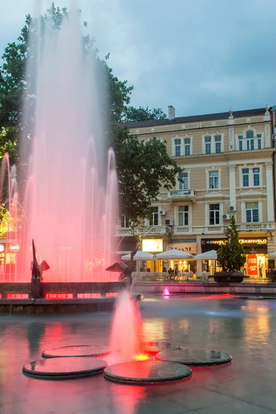 Plovdiv, Bulharsko - 30 duben 2017: Noční snímek ulice Walking street v město Plovdiv — Stock fotografie