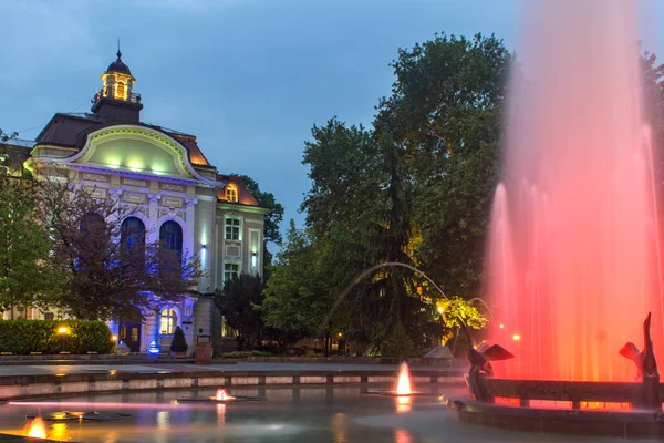 PLOVDIV, BULGARIA - 30 DE DICIEMBRE DE 2016: Foto nocturna del Ayuntamiento de Plovdiv — Foto de Stock