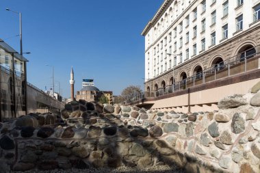 Sofia, Bulgaristan - 1 Nisan 2017: Banya Bashi Camii ve antik Serdica'da Sofya kalıntıları