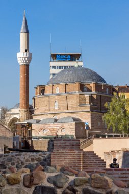 Sofia, Bulgaristan - 1 Nisan 2017: Banya Bashi Camii ve antik Serdica'da Sofya kalıntıları