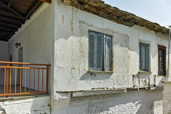 Casa velha e séculos de madeira na aldeia de Panagia, ilha de Thassos — Fotografia de Stock