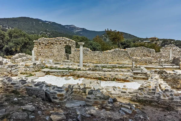 Kolumner i ruinerna av antika kyrkan i arkeologiska platsen i Aliki, Thassos island, Östra Makedonien och Thrakien — Stockfoto