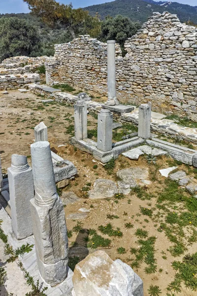 Columnas en ruinas de la antigua iglesia en el sitio arqueológico de Aliki, la isla de Tasos, Macedonia Oriental y Tracia —  Fotos de Stock
