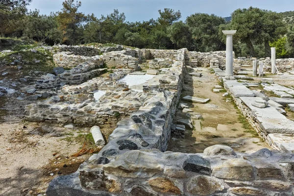 Kolumner i ruinerna av antika kyrkan i arkeologiska platsen i Aliki, Thassos island, Östra Makedonien och Thrakien, — Stockfoto